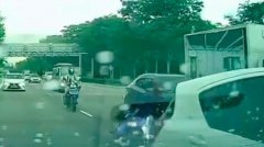 前方车突换车道闪不及 AYE多车
